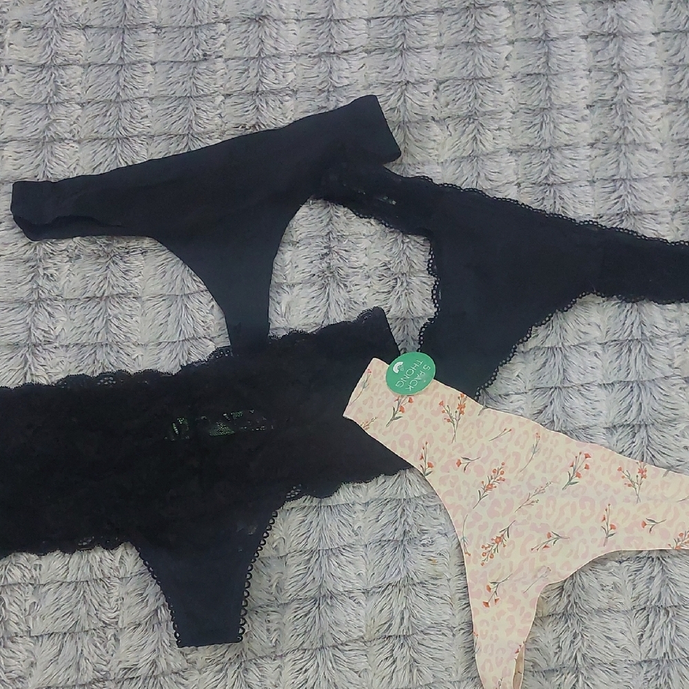 NWOT Lot of 4 Honeydew thongs size small (3 black, 1 floral)